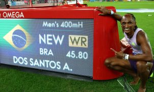 Alison dos Santos crava 45s80 e quebra recorde mundial dos 400m com barreiras
