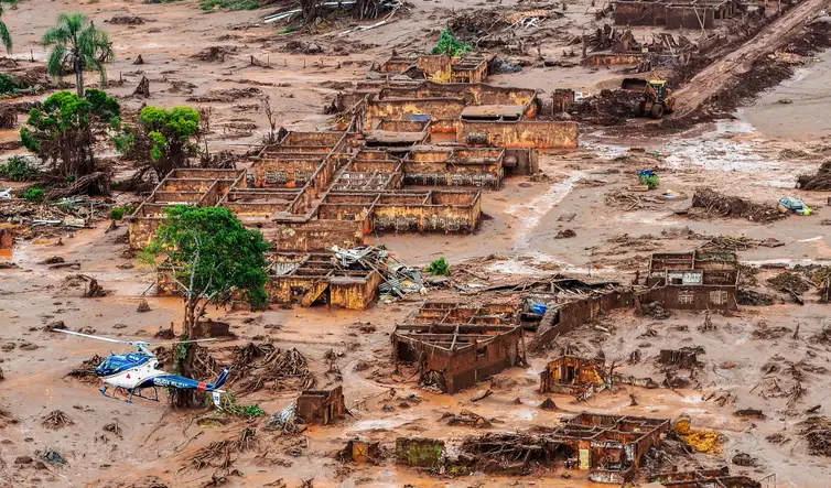 Área afetada pelo rompimento de barragem no distrito de Bento Rodrigues, zona rural de Mariana, em Minas Gerais