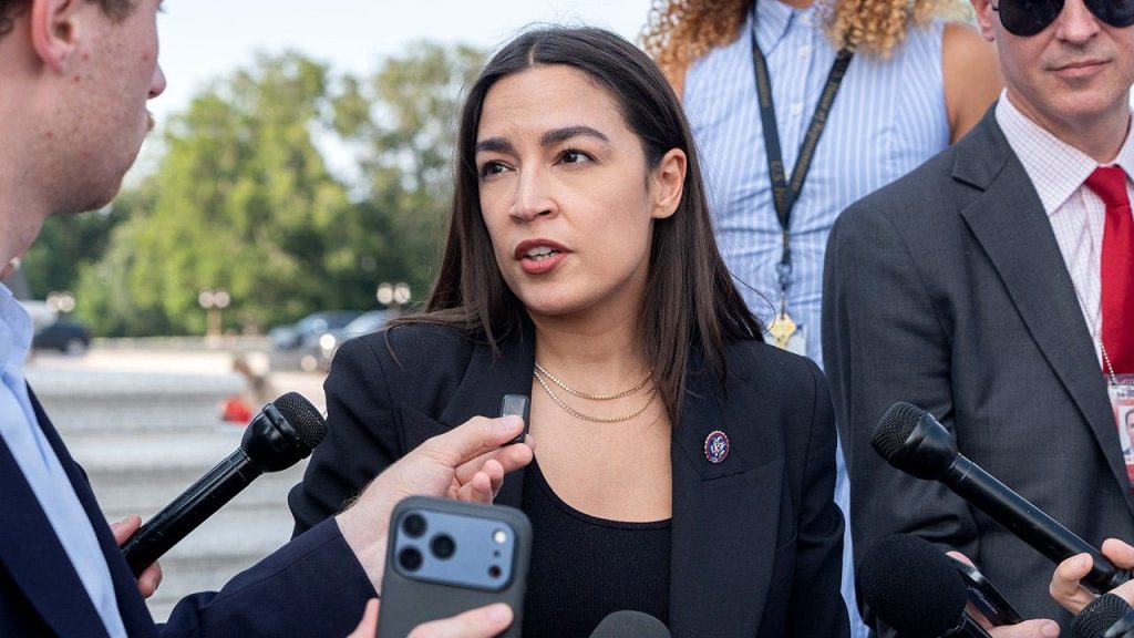 Cresce pressão sobre AOC por minimizar passado woke; veículos progressistas criticam estratégia