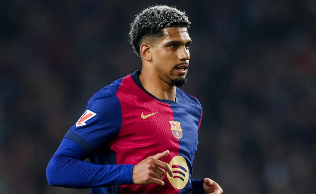 Liverpool acerta empréstimo de Ronald Araujo com o Barcelona; veja os termos do acordo