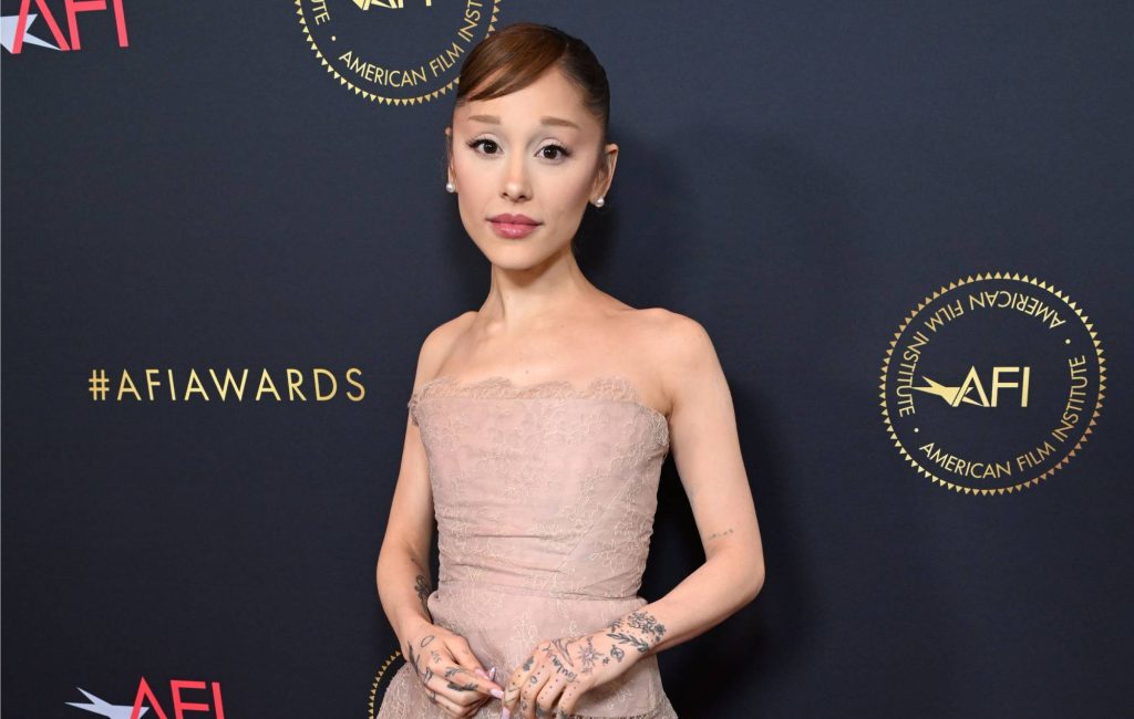 Ariana Grande anuncia pausa na carreira após turnê e desiste de estreia no West End