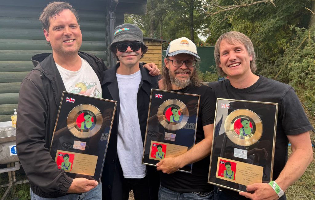 Ash surpreende fãs no Kendal Calling ao se passar por banda cover e recebe discos de ouro por Girl From Mars