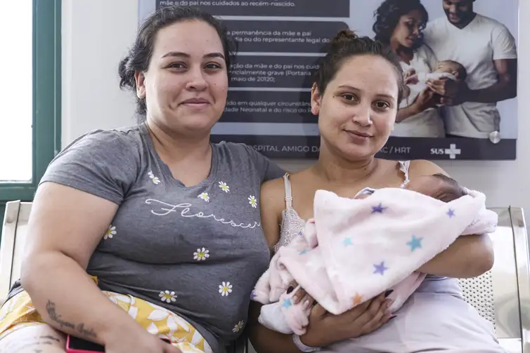 Marcelo Camargo/Agência Brasil Brasília (DF), 30/07/2026 - Marielly Duarte e Lorrany Duarte recebem atendimento no banco de leite humano do Hospital Regional de Taguatinga. Foto: Marcelo Camargo/Agência Brasil