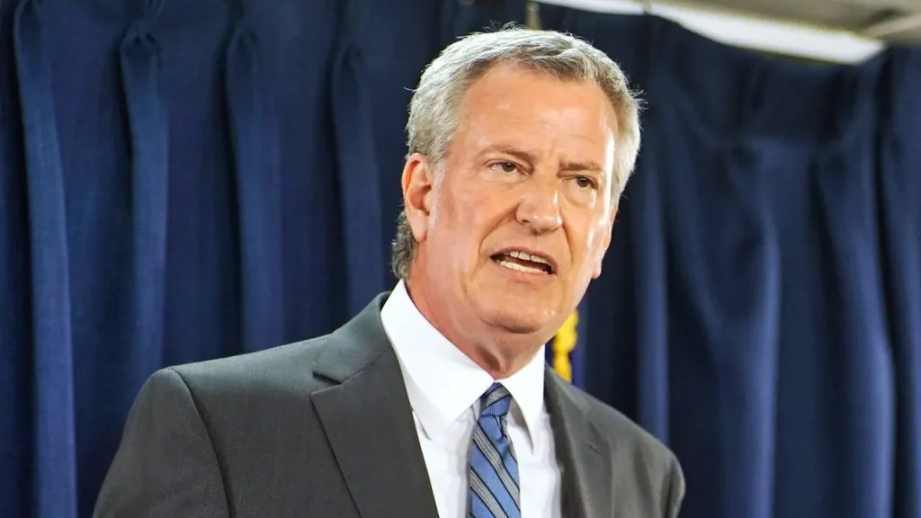 De Blasio defende ala socialista do Partido Democrata e cita Bernie, AOC e Mamdani como líderes que vencem por falar de custo de vida