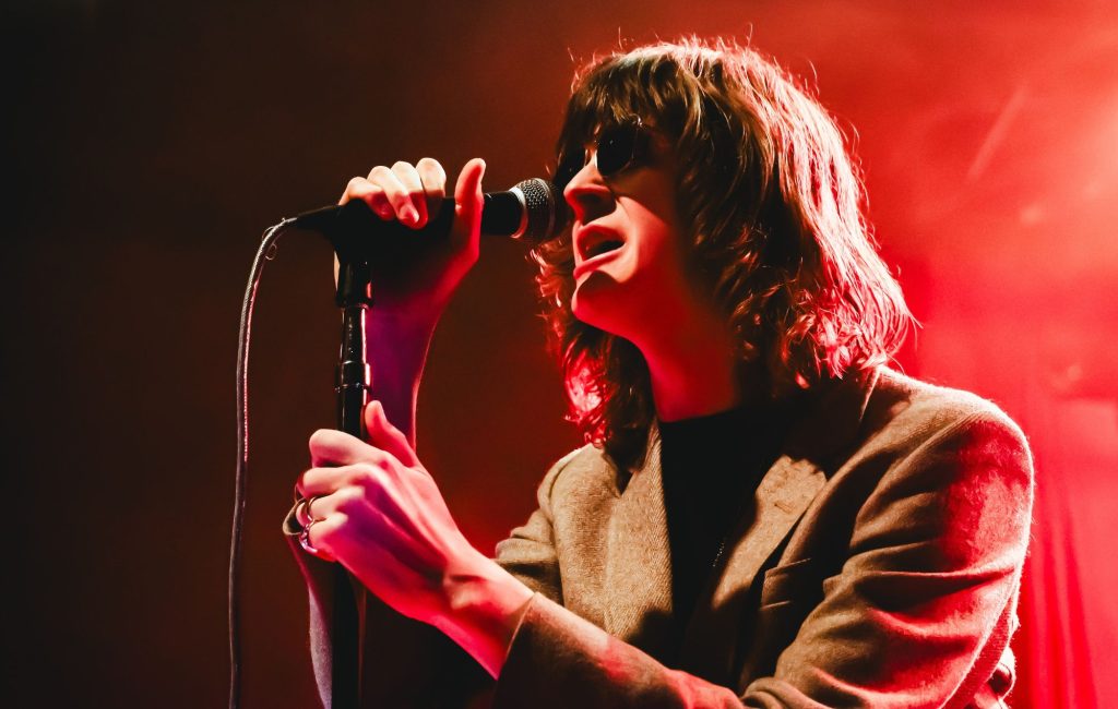 Blossoms celebram 10 anos do álbum de estreia com show intimista em Manchester e estreiam Additional Driver ao lado de Declan McKenna