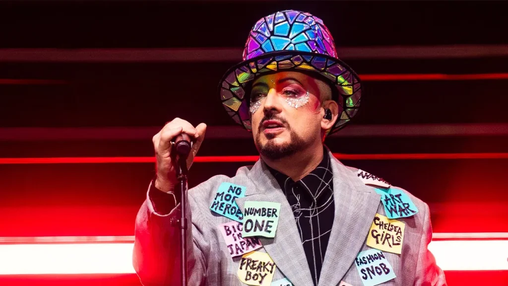 Boy George rompe com gravadora e deixa musical após lançar canção pró-Israel feita por IA