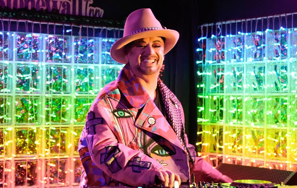 Boy George rompe com empresário de gravadora que se recusou a lançar música pró-Israel