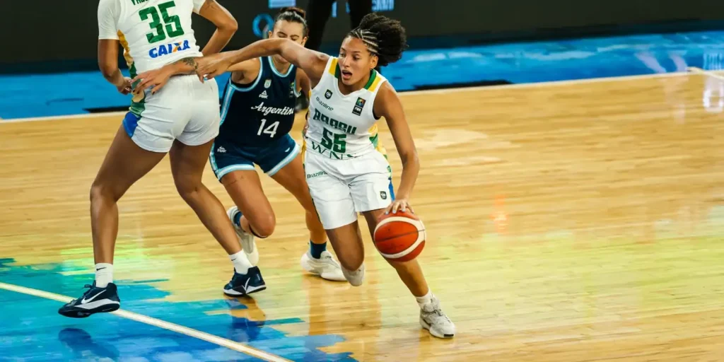 Seleção feminina de basquete vence Argentina e avança às semifinais do qualificatório para o Pré-Olímpico