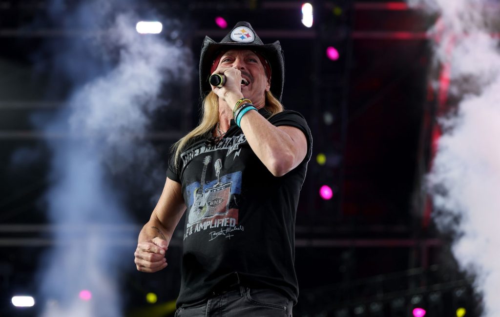 Bret Michaels cancela shows após retorno ao palco para se recuperar de cirurgia