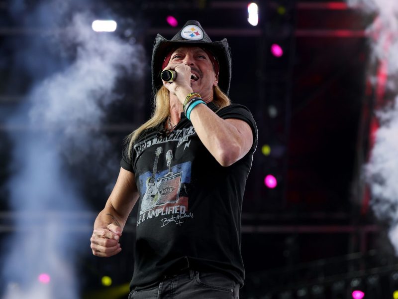 Bret Michaels cancela shows após retorno ao palco para se recuperar de cirurgia