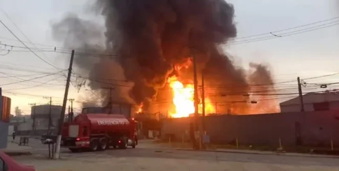 Incêndio em fábrica de produtos químicos interdita Estrada do Bonsucesso em Itaquaquecetuba