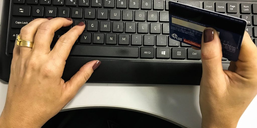 Governo regulamenta comércio eletrônico em compras federais e amplia acesso de MEIs