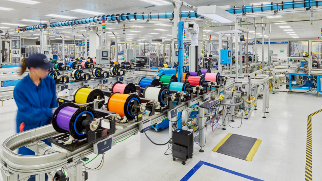 Corning amplia produção de fibra óptica em parceria com NVIDIA para atender à demanda de IA