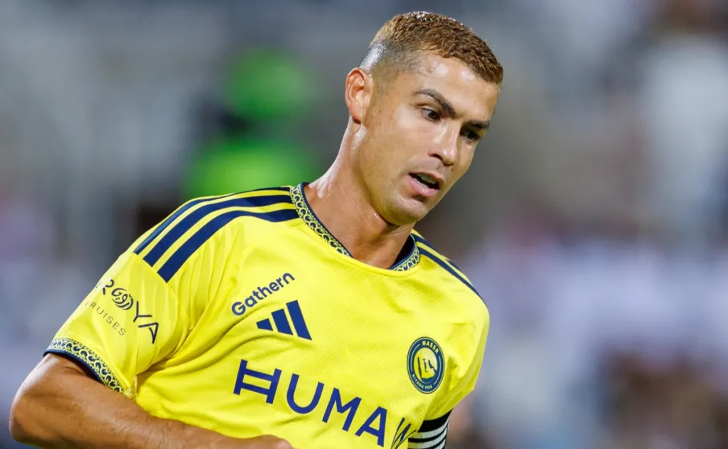 Al Nassr vira sobre Al Ettifaq com dez jogadores e Ronaldo no banco