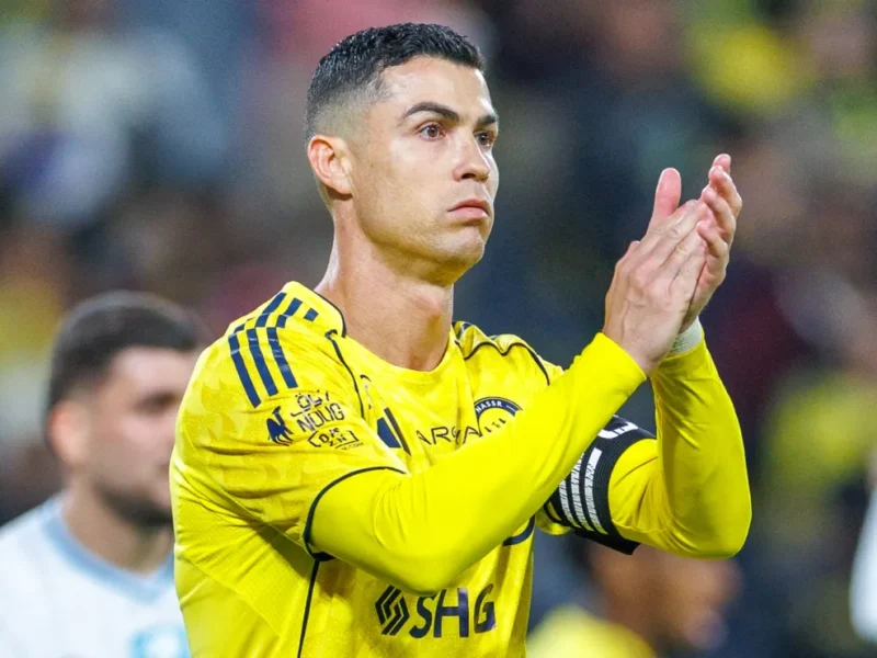 Cristiano Ronaldo se reapresenta ao Al Nassr após folga e acompanha amistoso contra o Almeria