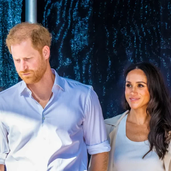 Comentarista real vê retorno de Harry e Meghan ao Reino Unido como admissão de fracasso