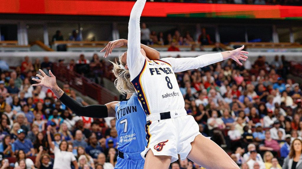 Jogadora do Chicago Sky posta privilégio branco após expulsão por falta em Sophie Cunningham