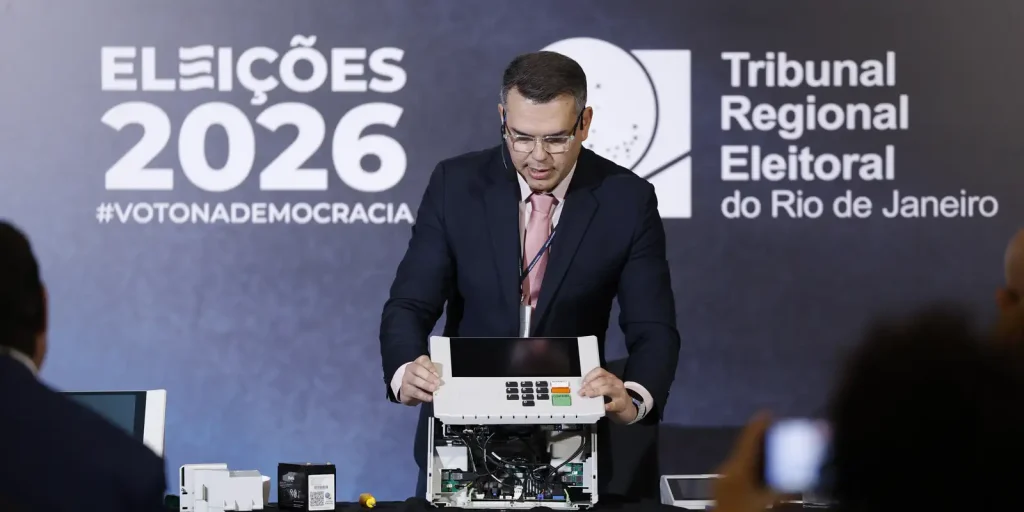 TRE-RJ abre urna eletrônica para fiscalização e reafirma segurança do sistema de votação
