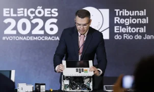 TRE-RJ abre urna eletrônica para fiscalização e reafirma segurança do sistema de votação