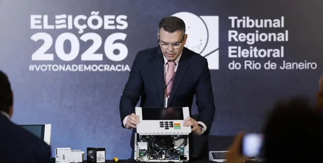 TRE-RJ abre urna eletrônica para fiscalização e reafirma segurança do sistema de votação