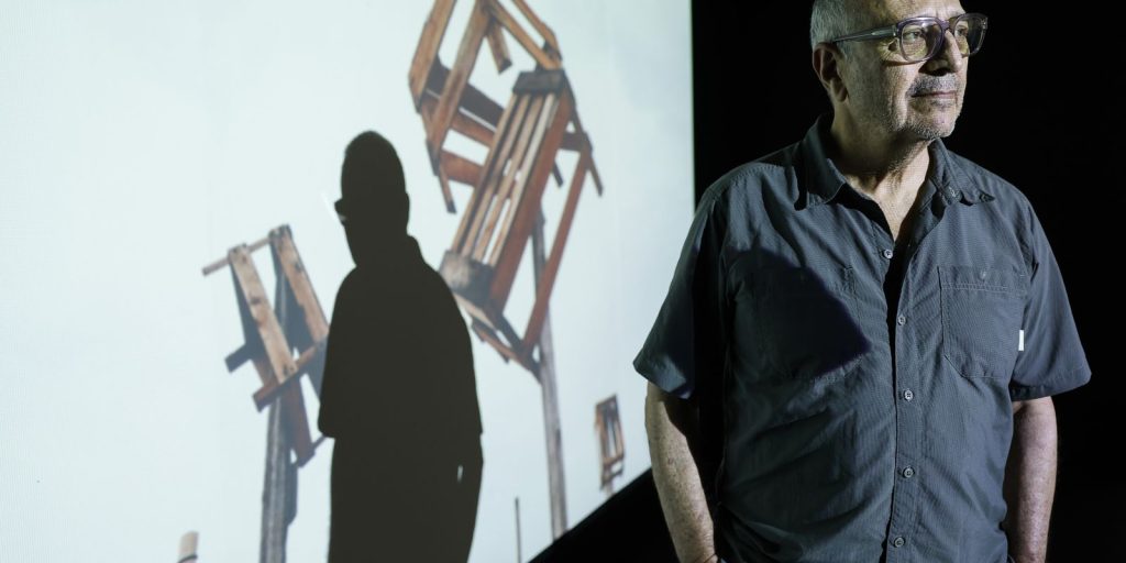Exposição fotográfica no Rio retrata criatividade de ambulantes das praias
