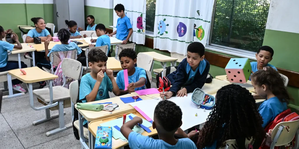 Ensino integral supera parcial no Ideb 2025 e reduz desigualdade, aponta análise do Instituto Natura