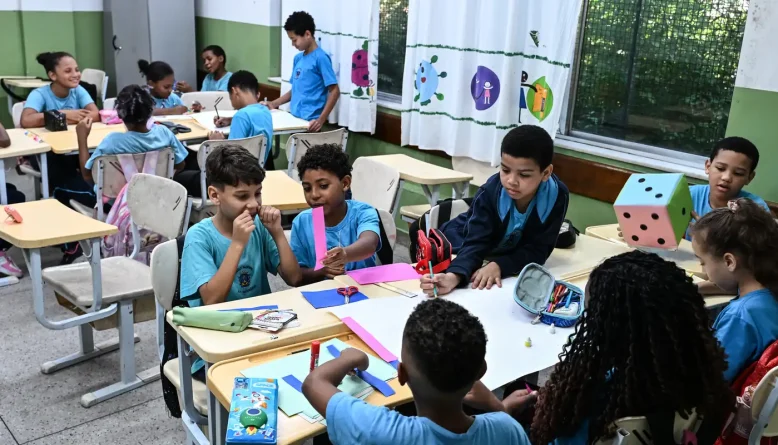 Ensino integral supera parcial no Ideb 2025 e reduz desigualdade, aponta análise do Instituto Natura