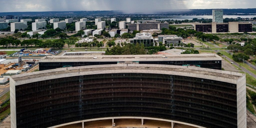 Justiça do Trabalho suspende demissões em massa das Casas Bahia e determina reintegração de funcionários