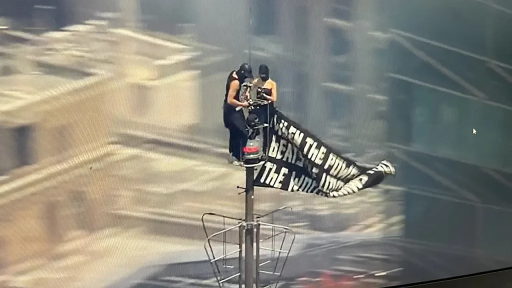 Casal que escalou Empire State Building se beija após primeira audiência em NY