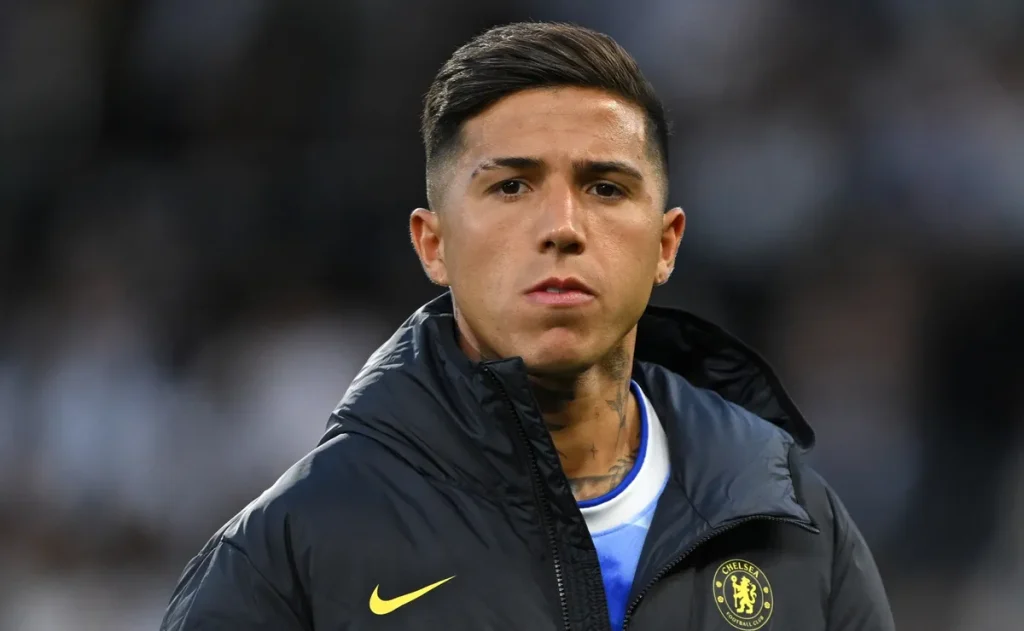 Enzo Fernández encaminha saída do Chelsea e pode se tornar a contratação mais cara da história da Premier League