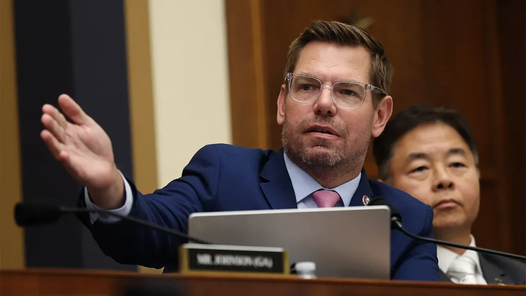 FBI apreende dispositivos eletrônicos de Eric Swalwell em aeroporto durante investigação de má conduta sexual