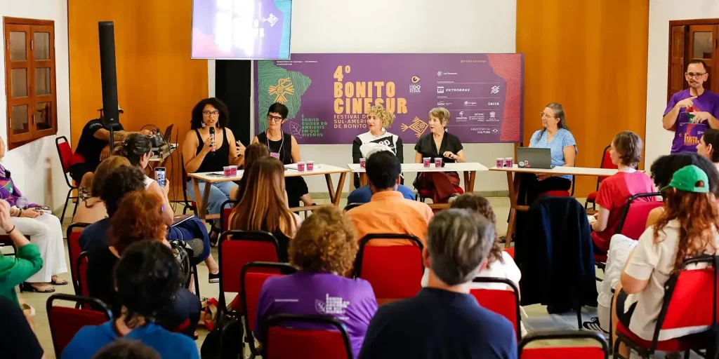 Mulheres seguem sub-representadas na direção de filmes e séries no Brasil, aponta Anuário do Audiovisual