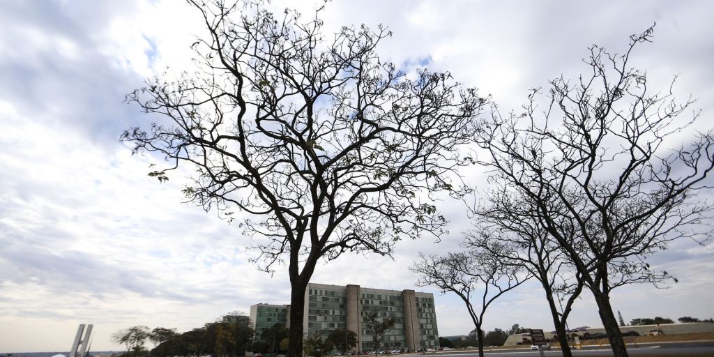 Calor predomina em grande parte do país nesta terça-feira; Sul tem alerta de tempestades