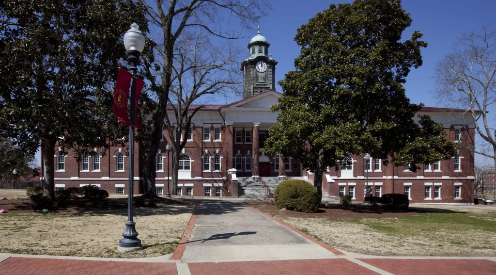 Universidade Tuskegee adota código de vestimenta que proíbe bonés e lenços de cabeça