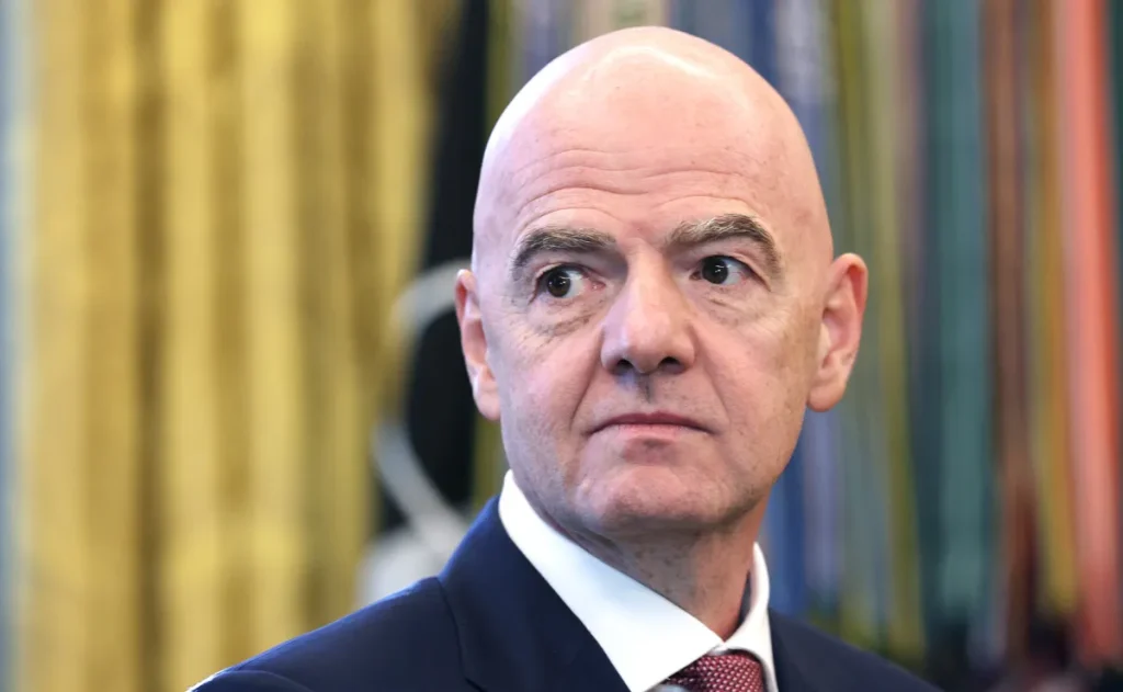 UEFA diz que Infantino perdeu confiança da entidade e cobra responsabilização após recuo da FIFA em plano de venda de participação na Copa