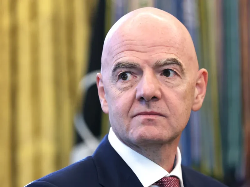 UEFA diz que Infantino perdeu confiança da entidade e cobra responsabilização após recuo da FIFA em plano de venda de participação na Copa