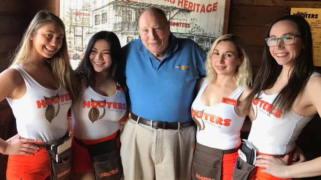 Aos 102 anos, veterano da Marinha mantém tradição de aniversário em rede de restaurantes