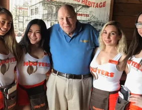 Hooters birthday tradition keeps 102-year-old Navy veteran coming back