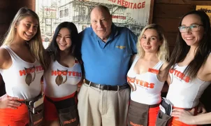 Hooters birthday tradition keeps 102-year-old Navy veteran coming back