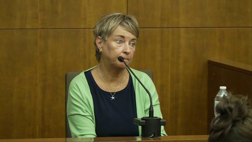 Promotoria questiona sogra de Lindsay Clancy sobre pecado mortal em julgamento por assassinato dos três filhos