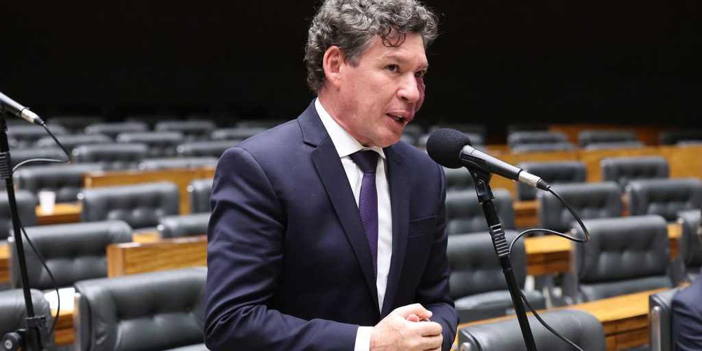 Hugo Motta define Reginaldo Lopes para presidir comissão da MP da Taxa das Blusinhas