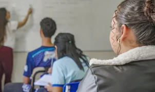 Gravidez precoce interrompe estudos de 61% das jovens e amplia desigualdades, aponta pesquisa da Plan Brasil