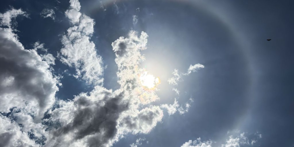 Halo solar encanta moradores do Centro-Oeste, mas não indica chuva, explica meteorologista