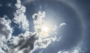 Halo solar encanta moradores do Centro-Oeste, mas não indica chuva, explica meteorologista