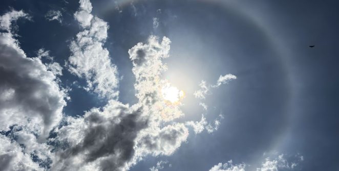 Halo solar encanta moradores do Centro-Oeste, mas não indica chuva, explica meteorologista