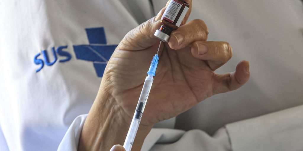 Dia D de vacinação ocorre neste sábado em todo o país para atualizar caderneta de crianças e adolescentes