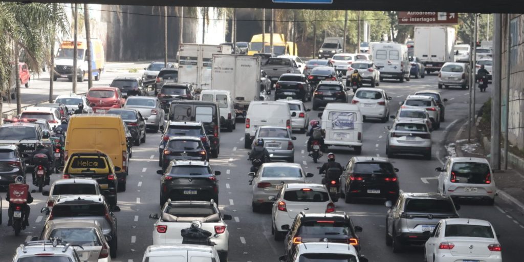 Greve de ferroviários da CPTM deixa passageiros ilhados e gera congestionamento recorde em São Paulo