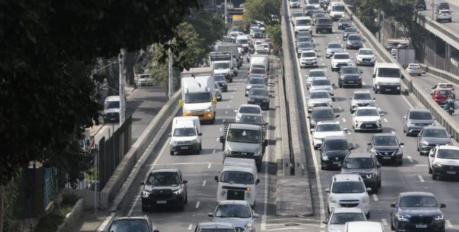 Greve na CPTM deixa São Paulo com 750 km de congestionamento e suspende rodízio