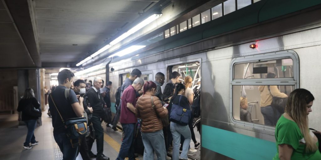 Trabalhadores da CPTM suspendem greve após acordo com governo de SP