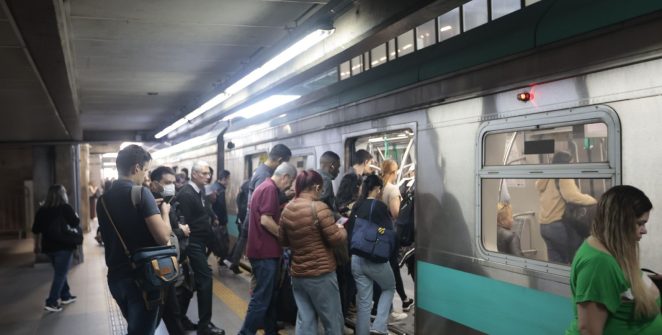 Trabalhadores da CPTM suspendem greve após acordo com governo de SP